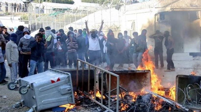Συνελήφθη 44χρονος στη Μόρια – Εβαζε φωτιές σε κάδους και υποκινούσε αλλοδαπούς σε επεισόδια εναντίον αστυνομικών